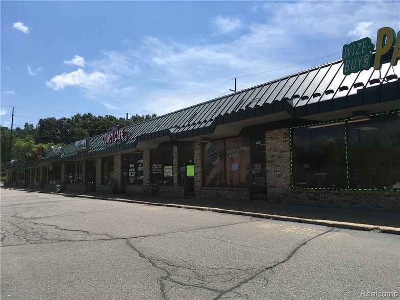 More Photos Of 2928-2950 E Highland Rd, Highland General Retail For Lease