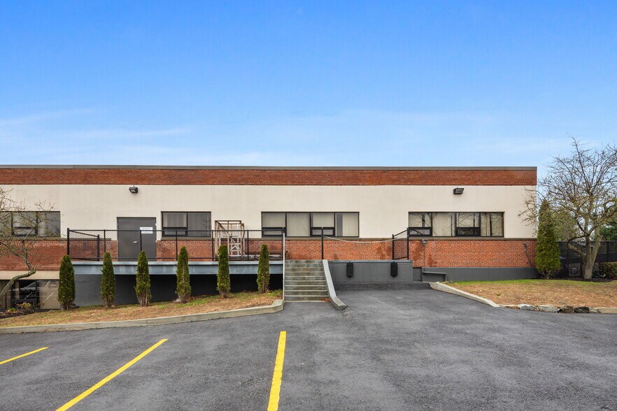 More Photos Of 100 Tradecenter Dr, Woburn Medical For Lease