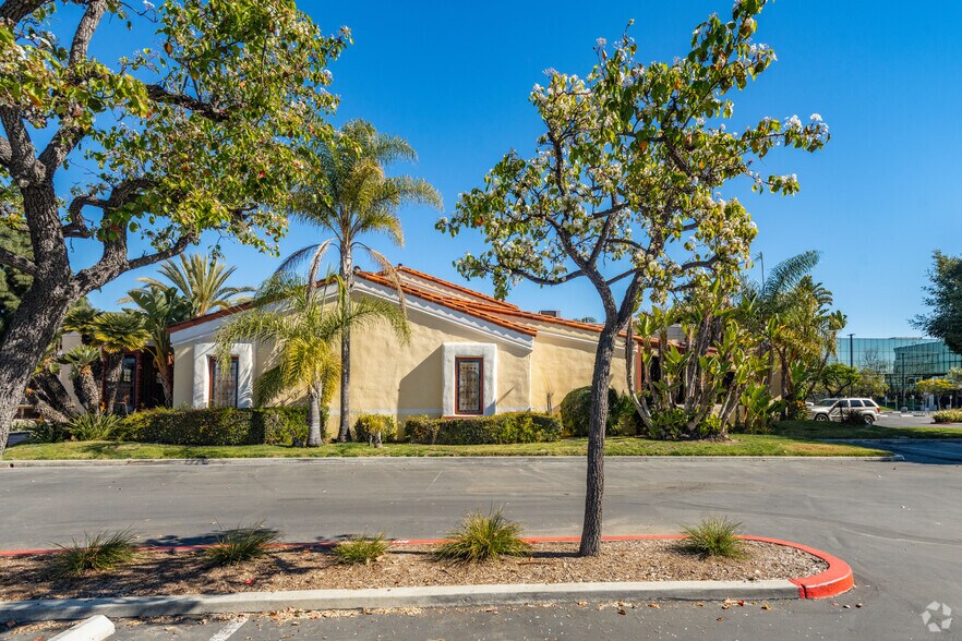 More Photos Of 3360 Ocean Park Blvd, Santa Monica Restaurant For Lease