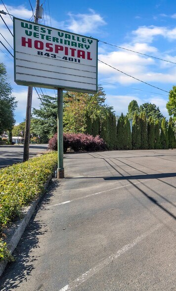 More Photos Of 711 W Main St, Sheridan Veterinarian Kennel For Sale