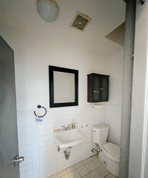 More Photos Of 57 W 28th St, New York Storefront Retail Office For Lease