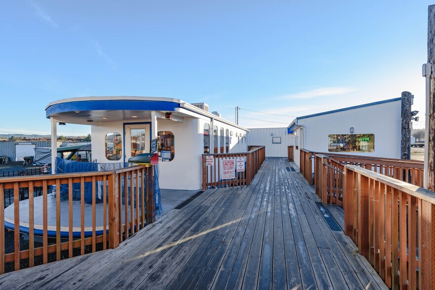 More Photos Of 102 Hall Ave, Coos Bay Restaurant For Sale