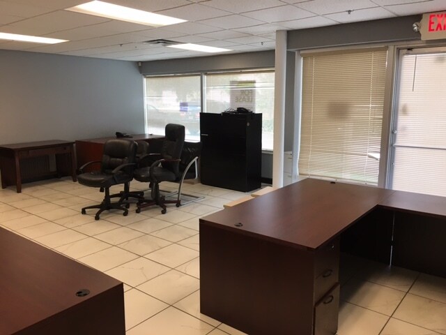 More Photos Of 7575 Kingspointe Pky, Orlando Showroom For Lease