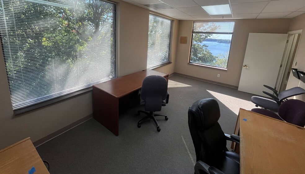 More Photos Of 1000 Edgewater Pt, Lake Saint Louis Office For Sale