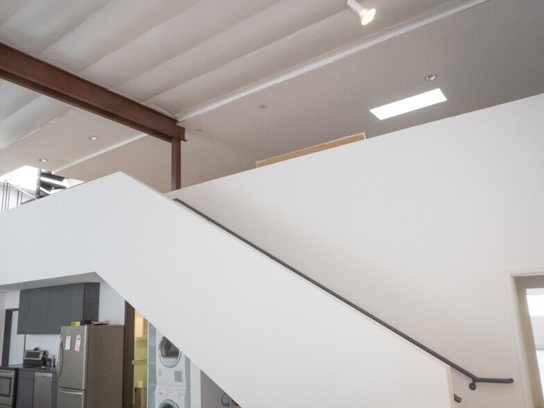 More Photos Of 4565 Santa Monica Blvd, Los Angeles Showroom For Sale