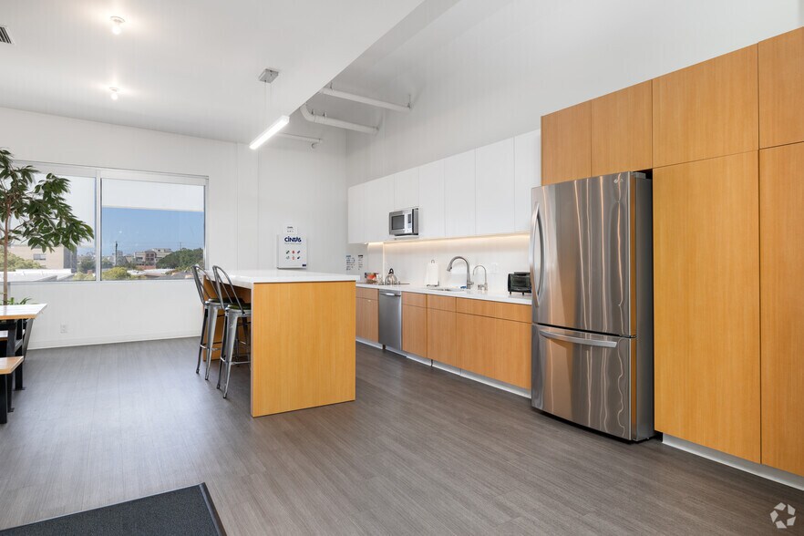 More Photos Of 3733 Motor Ave, Los Angeles Office For Lease
