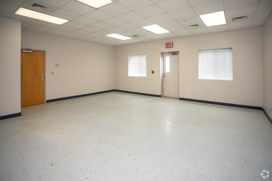 More Photos Of 9300 Normandy Blvd, Jacksonville Airport For Lease