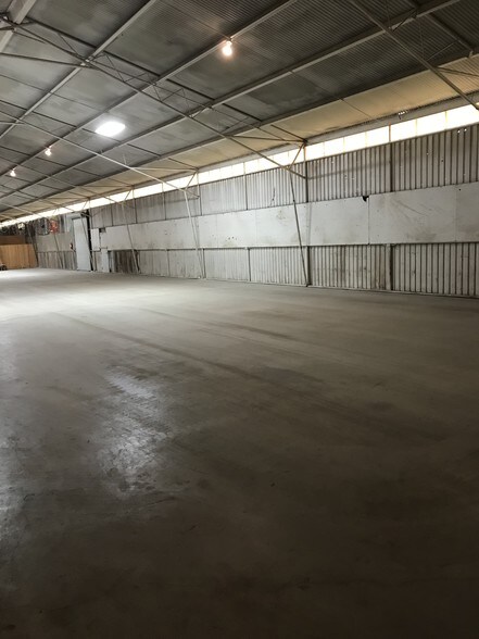 More Photos Of 300 W Central Ave, Comanche Showroom For Sale