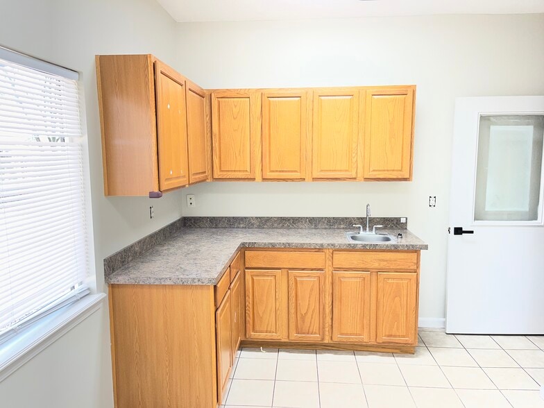 More Photos Of 8141 Ramona Blvd, Jacksonville Medical For Lease