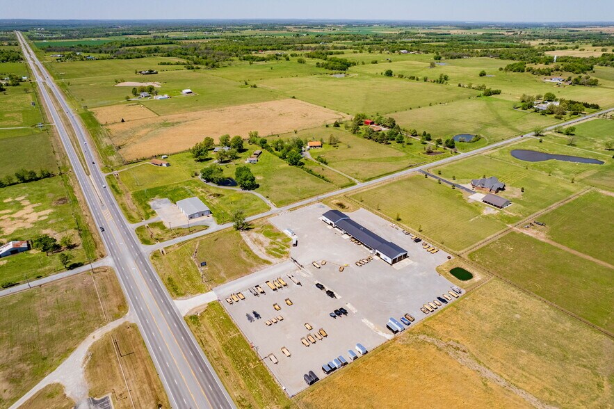 More Photos Of 26091 OK-51, Wagoner Showroom For Sale