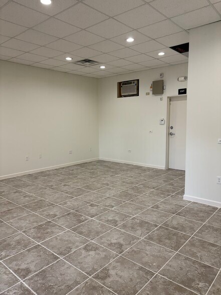 More Photos Of 5612 Highland Ave, Haltom City Showroom For Lease