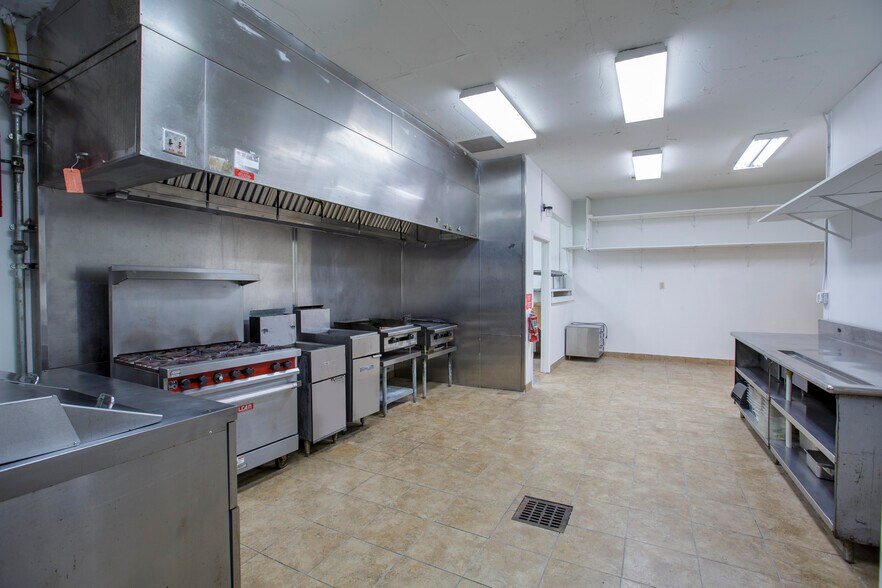 More Photos Of 8016 Arlington Expy, Jacksonville Hotel For Lease