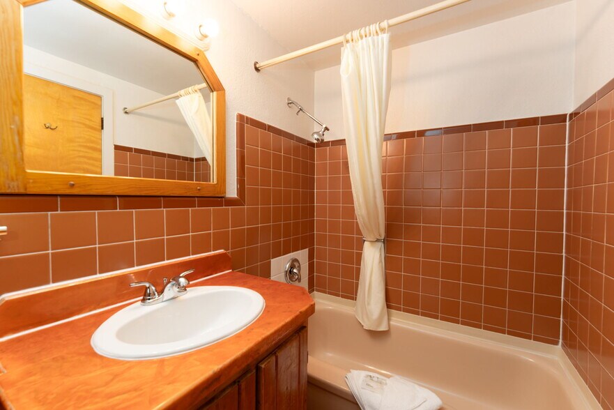 More Photos Of 1624 E Main St, Montrose Hotel For Sale