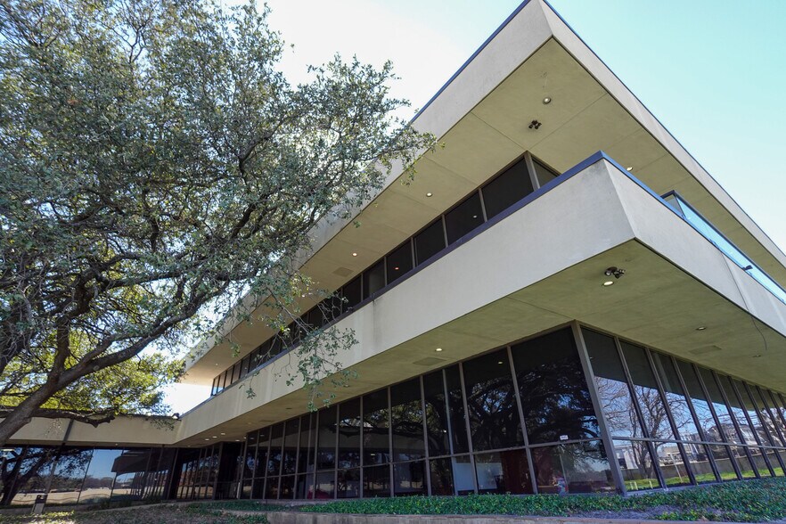 More Photos Of 6224 W Interstate 10, San Antonio Office For Sale