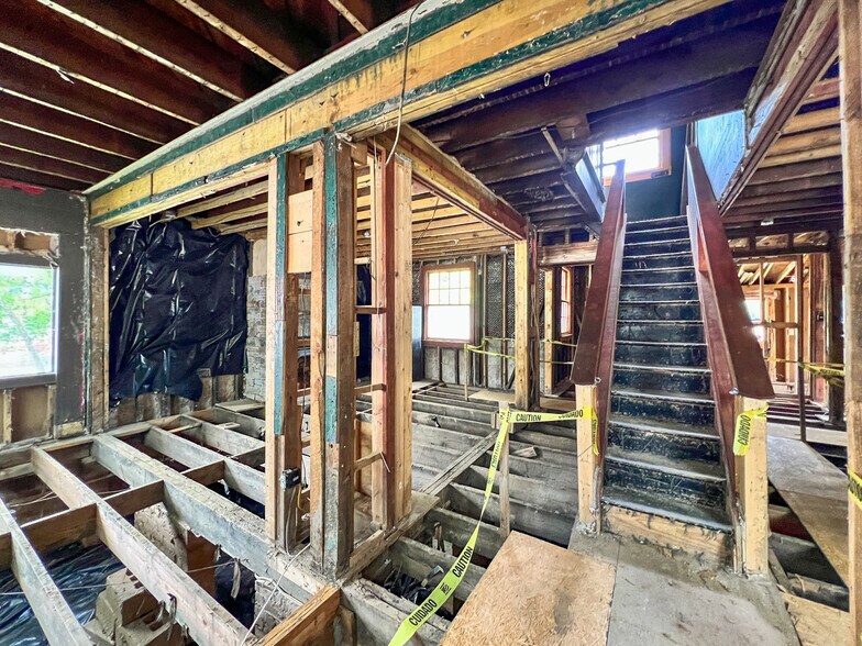 More Photos Of 1 Swan St, Asheville Freestanding For Sale