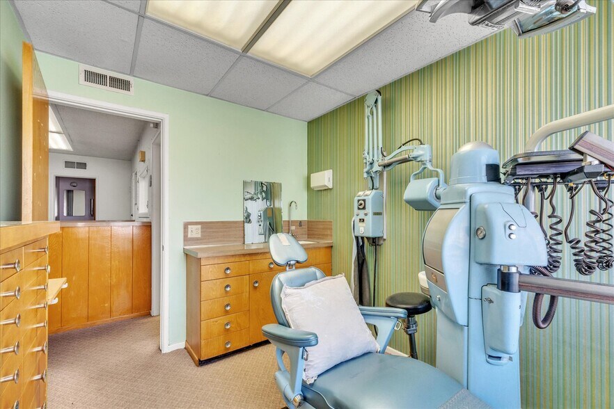 More Photos Of 18032 Ventura Blvd, Encino Medical For Lease