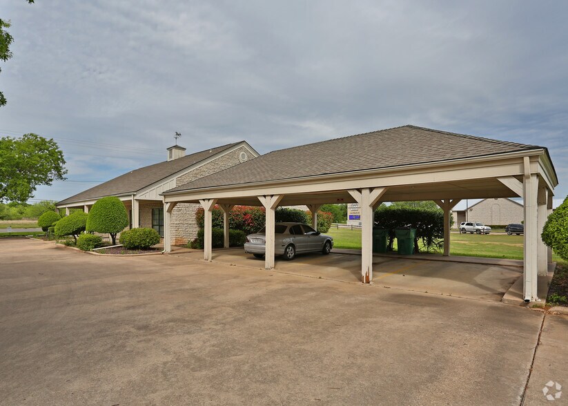 More Photos Of 600 S Harbor Ct, Granbury Office For Lease