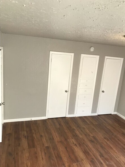 More Photos Of 511 W Cleveland St, Alvin Apartments For Sale