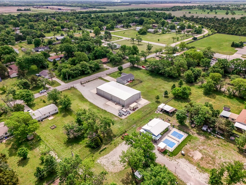 More Photos Of 2325 S Crest St, Wichita Warehouse For Sale