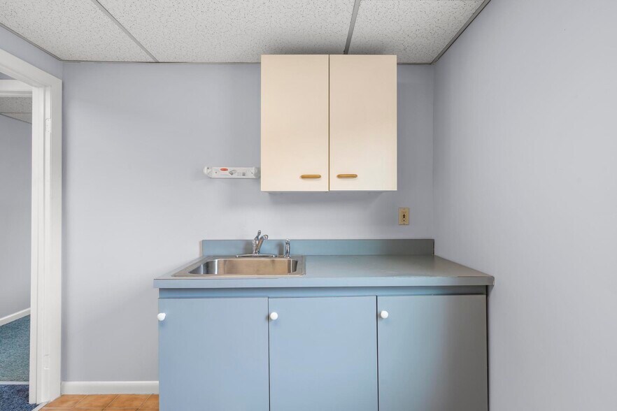 More Photos Of 128 Saltonstall Pky, East Haven Medical For Sale