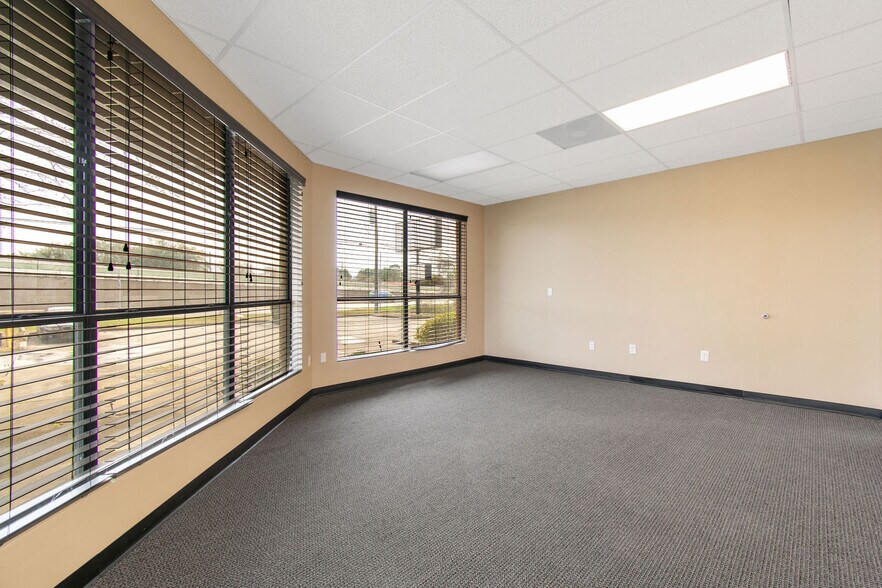 More Photos Of 21755 N I-45 Fwy, Spring Flex For Sale