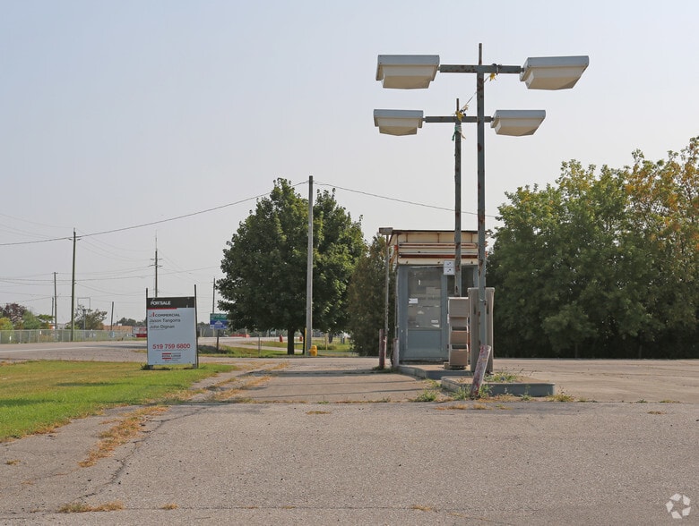 More Photos Of 960 Colborne St W, Brantford Hotel For Sale