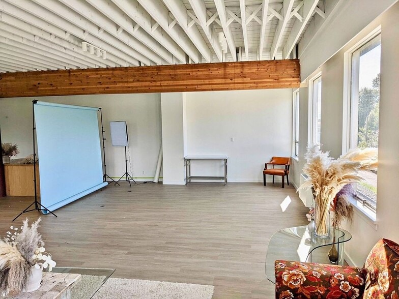 More Photos Of 8321 Willard St, Burnaby Warehouse For Lease