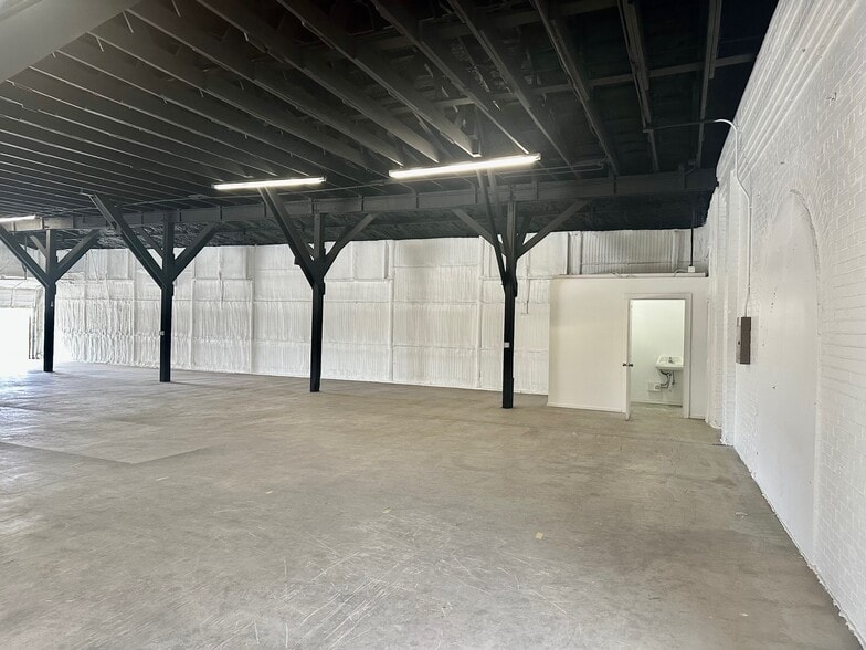 More Photos Of 200-232 W New Braunfels St, Seguin Warehouse For Lease