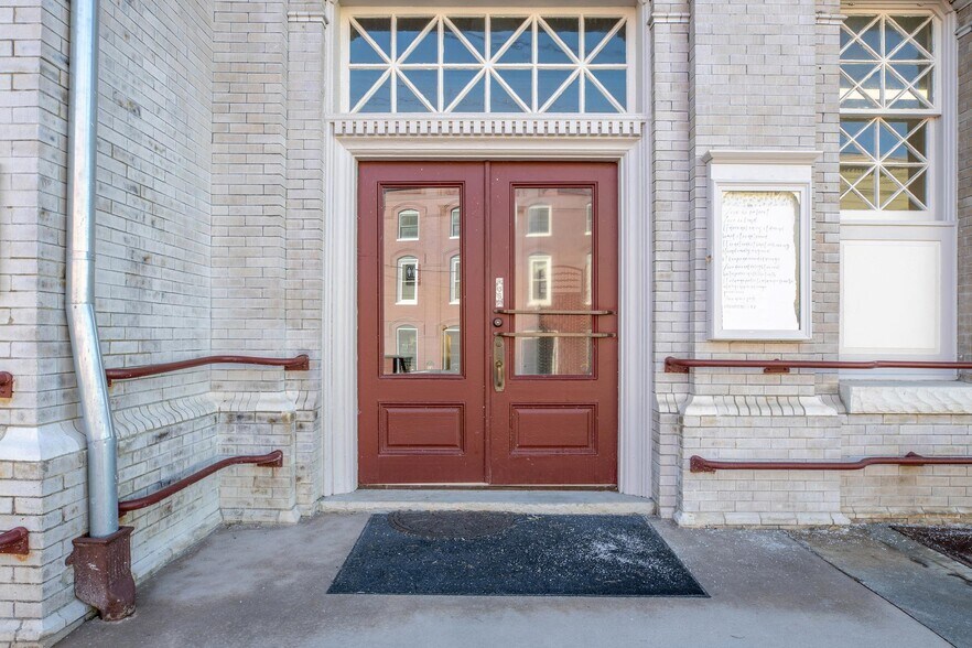 More Photos Of 12 Middlebrook Ave, Staunton Restaurant For Lease