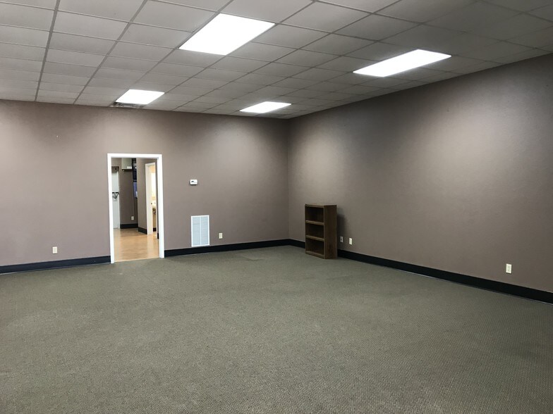 More Photos Of 1701-1715 W James River Rd, Ozark Office For Lease