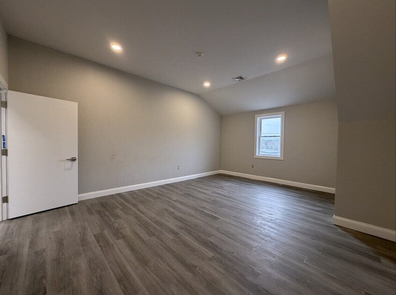 More Photos Of 2 Peter Rd, Bristol Office For Lease