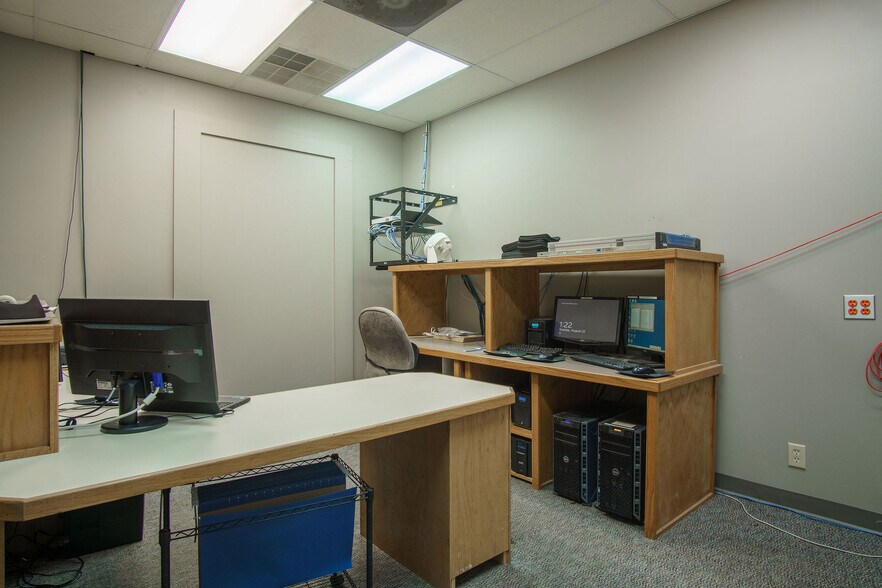 More Photos Of 611 S Mobberly Ave, Longview Flex For Sale