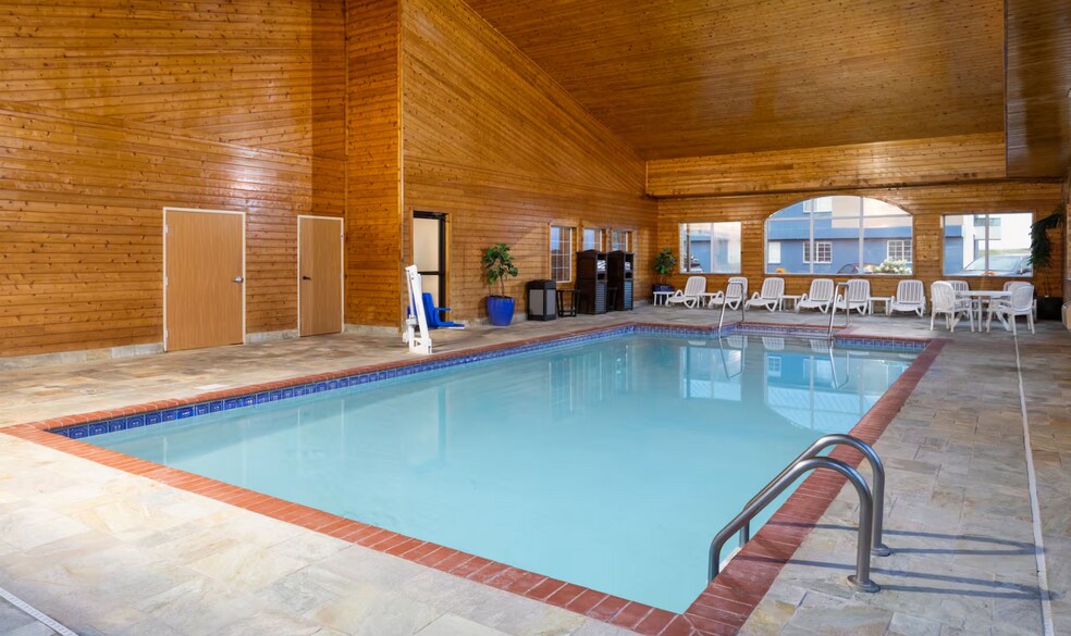 More Photos Of 2210 West St S, Grinnell Hotel For Sale