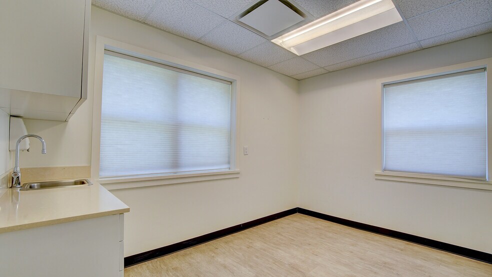 More Photos Of 2 Kings Hwy, Middletown Medical For Lease