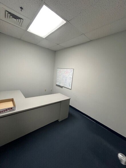 More Photos Of 7 Perimeter Rd, Manchester Light Manufacturing For Lease