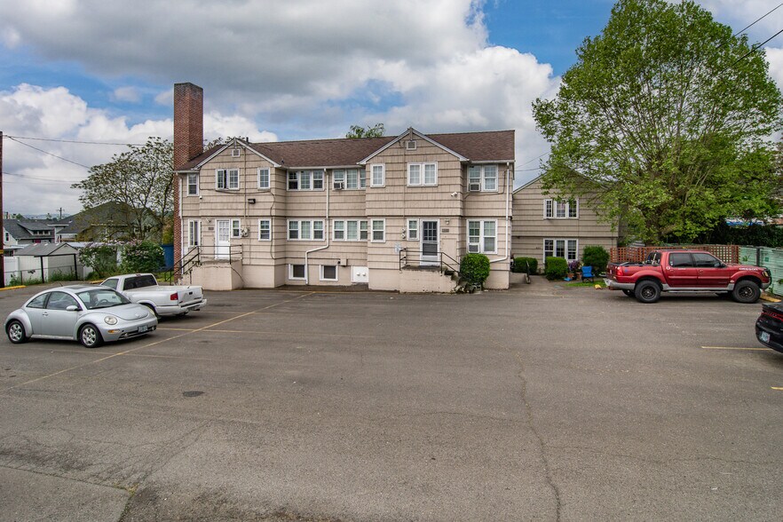 More Photos Of 435 NE Winchester St, Roseburg Multifamily For Sale