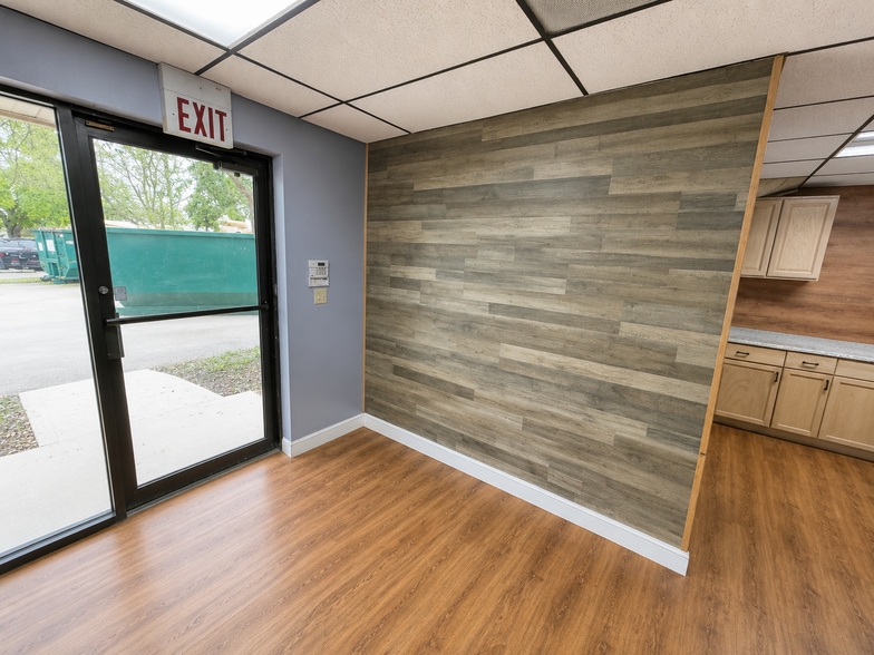 More Photos Of 4612 107th Cir N, Clearwater Manufacturing For Sale
