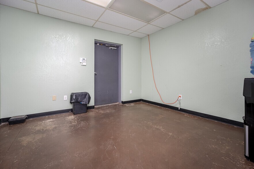 More Photos Of 6845 S Western Ave, Oklahoma City Distribution For Lease