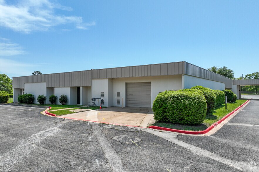 More Photos Of 2050 State Highway 31, Athens Showroom For Lease