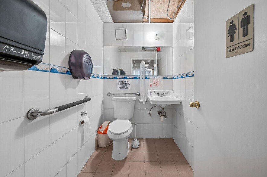 More Photos Of 1142A S Railroad Ave, Staten Island Office For Sale