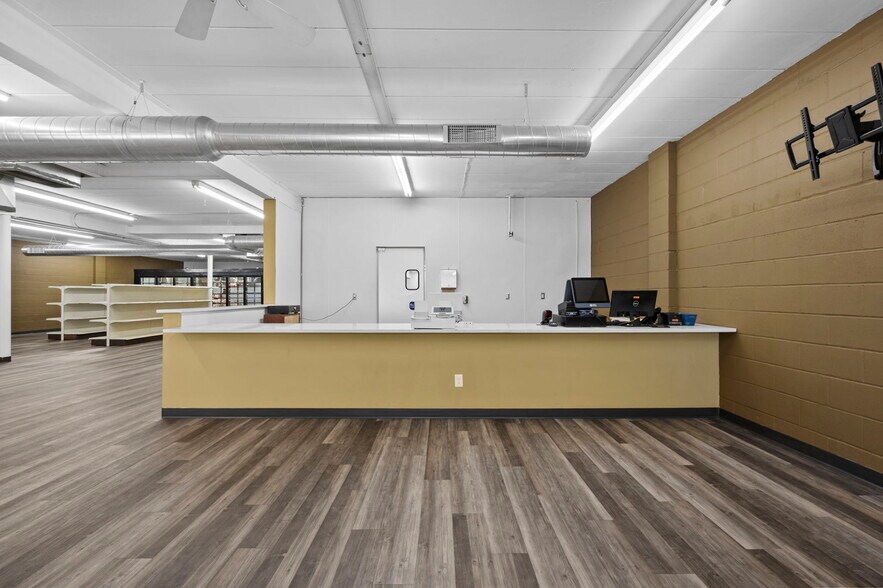 More Photos Of 755 N Snelling Ave N, Saint Paul Storefront For Lease