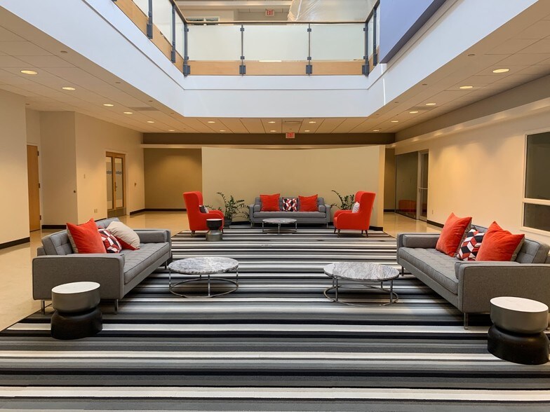 More Photos Of 1800 S Oak St, Champaign Office For Lease