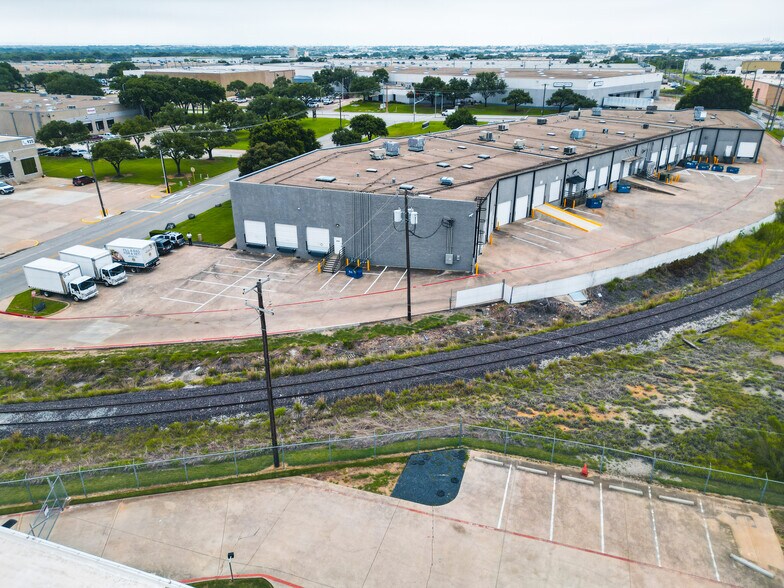 More Photos Of 805 W Carrier Pky, Grand Prairie Warehouse For Lease