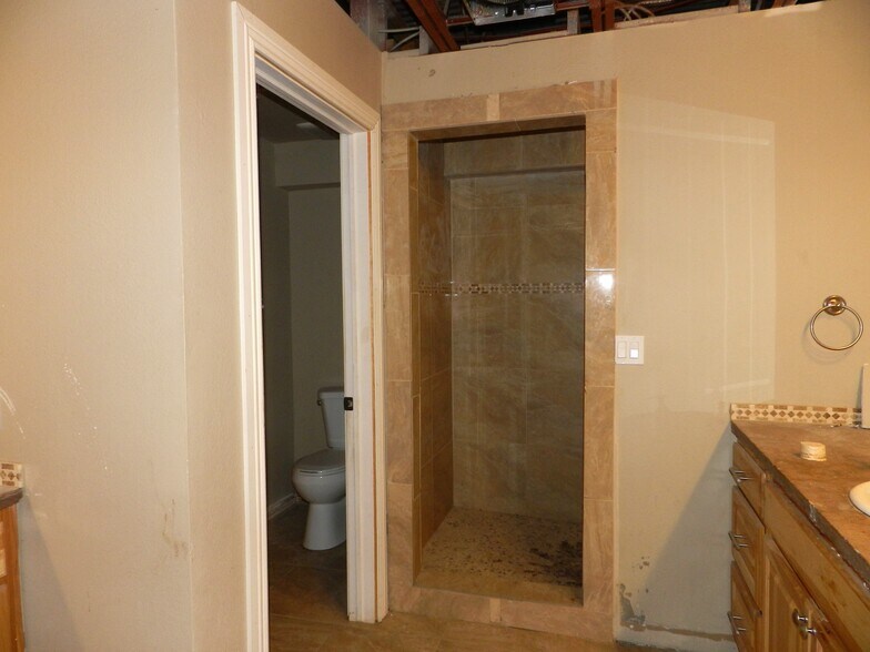 More Photos Of 2520 N River Rd, Olathe Warehouse For Lease