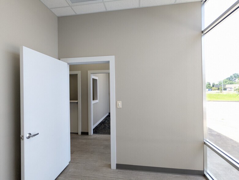 More Photos Of 6115 Muela Creek Dr, Beaumont Office For Lease
