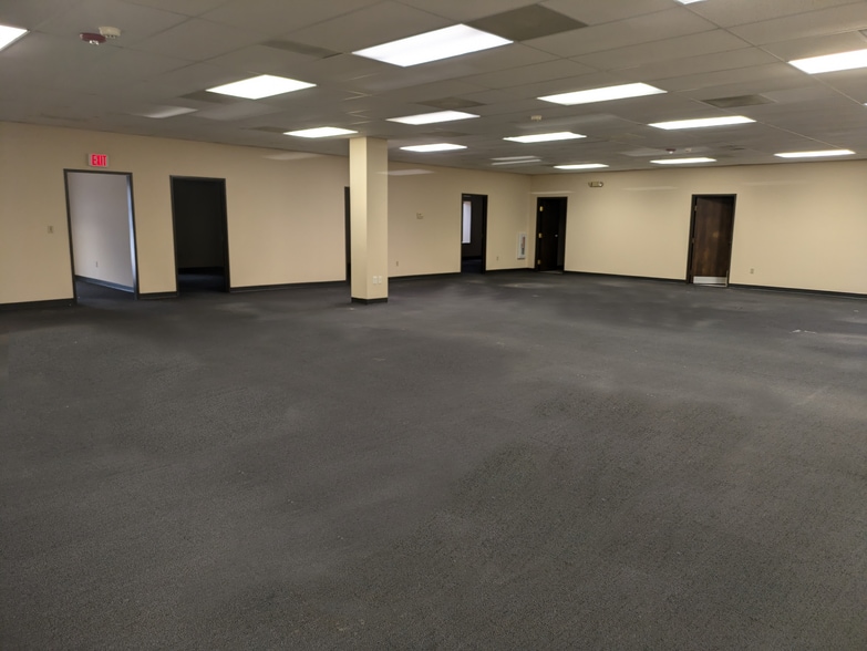 More Photos Of 1302 N Grand St, Hutchinson Flex For Lease