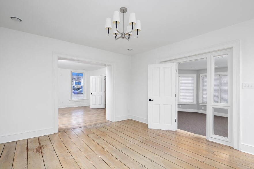 More Photos Of 640-642 W Main St, Lexington Office For Lease