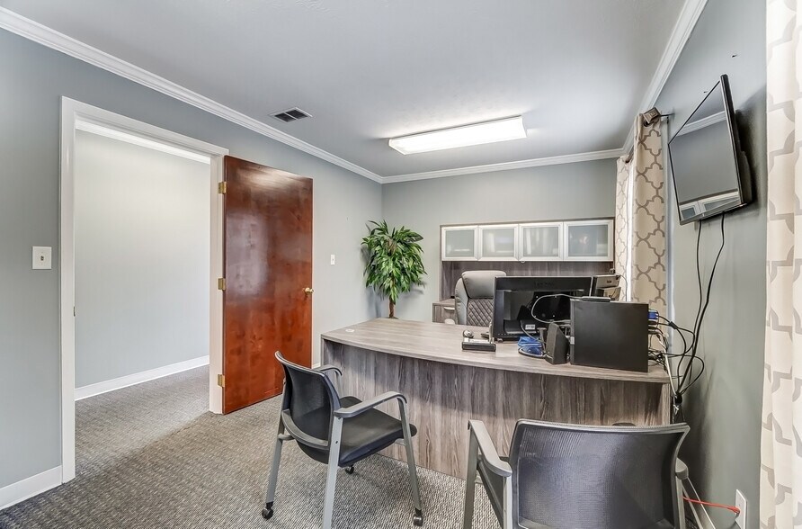 More Photos Of 146 N Breiel Blvd, Middletown Medical For Sale