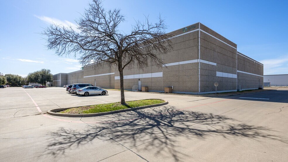 More Photos Of 13700 Benchmark Dr, Farmers Branch Warehouse For Lease