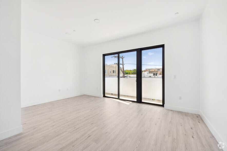 More Photos Of 137 N Doheny Dr, West Hollywood Apartments For Sale